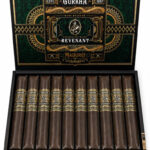Gurkha Revenant Maduro Toro 6 x 54 box-pressed, intensidade média, com especiarias doces, pimenta, creme, café escuro, chocolate e cacau.